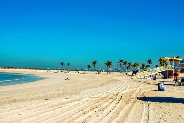 Dubai, United Arab Emirates January 16, 2020: Beautiful public beach with turquoise water in Persian Gulf shoreline, Dubai. — Stock Photo, Image