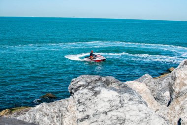 Dubai, Birleşik Arap Emirlikleri 16 Ocak 2020: Basra Körfezi, Dubai 'de jet ski süren adam.
