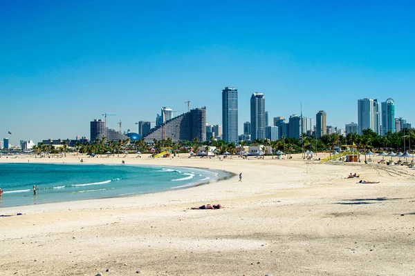 Dubai, Birleşik Arap Emirlikleri 16 Ocak 2020: Basra Körfezi kıyılarında turkuaz suyu bulunan güzel halk plajı, Dubai.