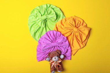 Üç sevimli çocuk saç bandı ya da sarı arka planda türban.