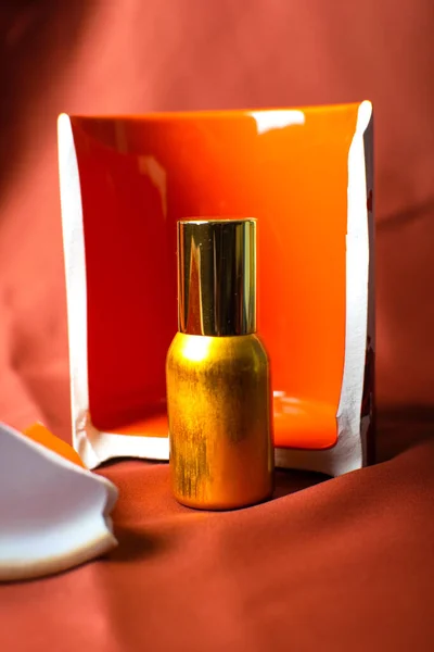 Perfume bottle on a brown background and natural ceramics. Natural cosmetic. — Stock Photo, Image