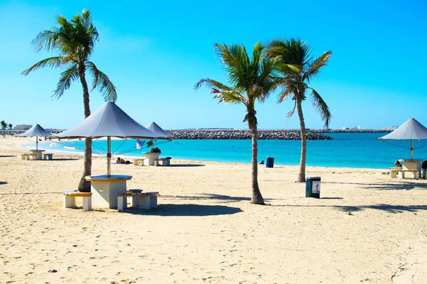 Dubai, Emirados Árabes Unidos 16 de janeiro de 2020: bela praia com água azul-turquesa na costa do Golfo Pérsico. — Fotografia de Stock