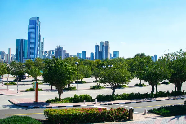 Dubai, Emiratos Árabes Unidos enero 16, 2020: Hermosa playa con agua turquesa en la costa del Golfo Pérsico. —  Fotos de Stock