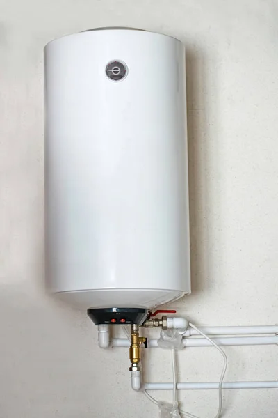 Caldeira aquecedor de água elétrica na parede da casa. — Fotografia de Stock