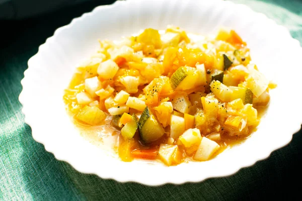 Mélange de légumes cuits sur une assiette blanche dans un café. Cuisine végétalienne ou végétarienne. — Photo