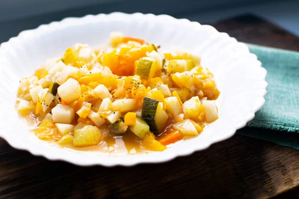 Mélange de légumes cuits sur une assiette blanche dans un café. Cuisine végétalienne ou végétarienne. — Photo