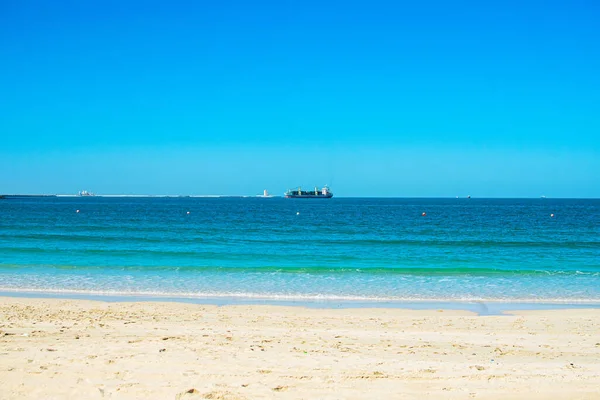 Praia pública bonita com água azul-turquesa na costa do Golfo Pérsico, Dubai. — Fotografia de Stock