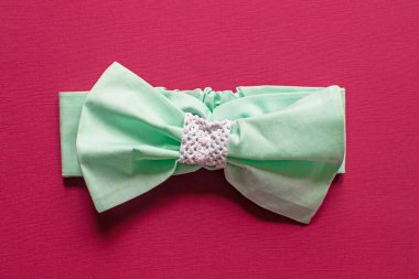 Pembe arka planda şirin çocuklar için saç bandı..