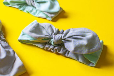 Sarı arka planda şirin çocuklar için saç bandı..