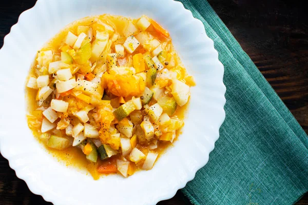 Mélange de légumes cuits sur une assiette blanche dans un café. Cuisine végétalienne ou végétarienne. — Photo