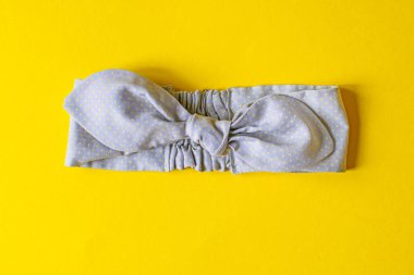 Sarı arka planda şirin çocuklar için saç bandı..