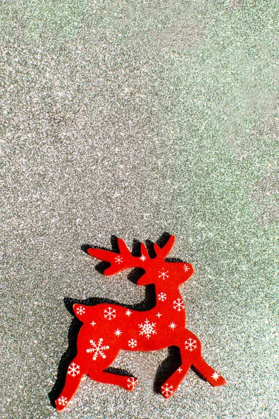Czerwony nowy rok jeleń na srebrny tło. Nowy rok i kartka świąteczna. — Zdjęcie stockowe