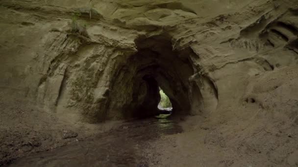 Fantastisk Naturlig Utsikt Över Sandgrotta Och Flod — Stockvideo