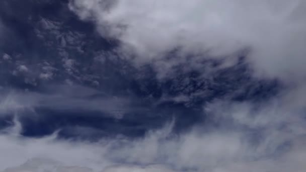 Witte Wolken Met Blauwe Lucht Zonnestralen — Stockvideo