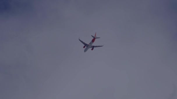 Άποψη Χαμηλής Γωνίας Του Εύκολου Jet Που Πετά Στον Μπλε — Αρχείο Βίντεο