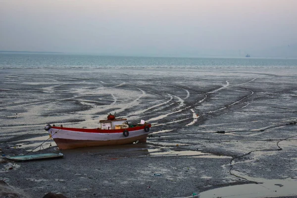 Bateau Debout Dans Sol Boueux Bord Océan — Photo