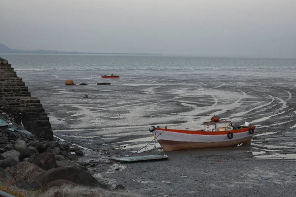 Bateau Pêche Debout Pendant Marée Basse Près Océan — Photo