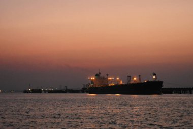 Mumbai Limanı 'nın yanında duran bir ticaret gemisi, akşamleyin yakalandı..