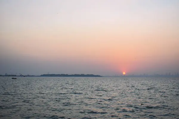 孟买近岸海域的夕阳西下 — 图库照片