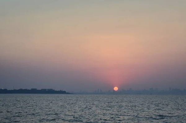Sol Está Pondo Atrás Dos Enormes Edifícios Perto Costa Mumbai — Fotografia de Stock