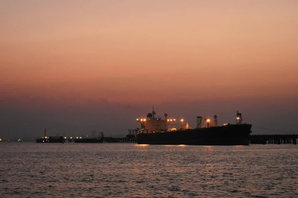 Mumbai Limanı 'nın yanında duran bir ticaret gemisi, akşamleyin yakalandı..