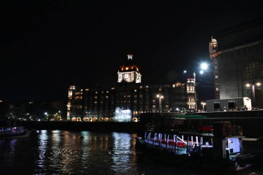 Mumbai limanı yakınlarındaki gece hayatının güzel su yansıması.