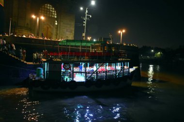 Mumbai limanına yakın güzel ışıkları olan bir tekne.