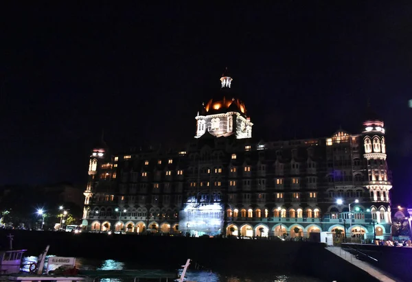 Taj Oteli güzel ışıklarla kaplandı.