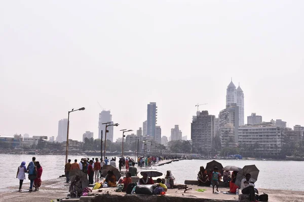 ムンバイの海の間の道を歩く人々 — ストック写真