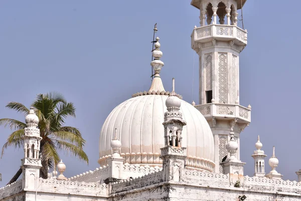 Mumbai 'deki bir mescitin tepesinde.