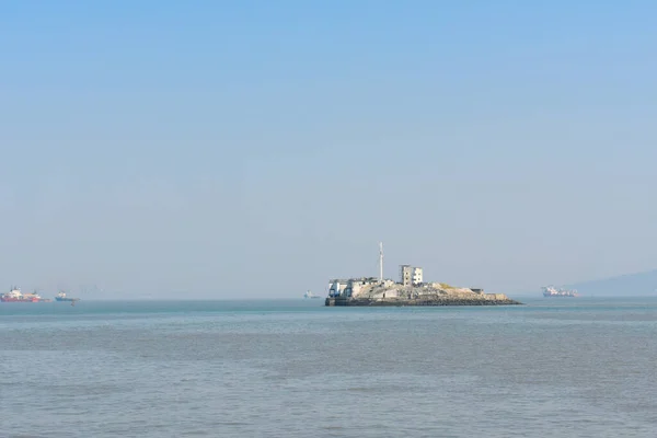 Uma Pequena Ilha Meio Oceano Azul — Fotografia de Stock