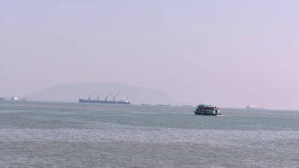 Barco Passageiros Flutuando Oceano Índico Perto Mumbai — Fotografia de Stock