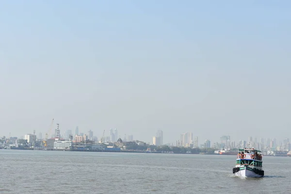 ムンバイ港近くの乗客を乗せた船が — ストック写真