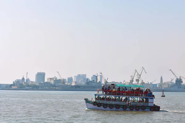 Ein Boot Mit Passagieren Der Nähe Von Mumbai — Stockfoto