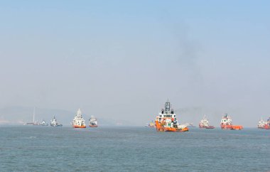 Mumbai yakınlarındaki engin mavi sularda yüzen turuncu bir kurtarma botu.