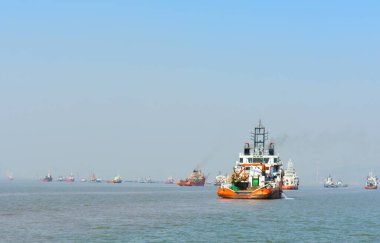 Hindistan 'ın engin mavi sularında yüzen turuncu bir kurtarma botu.