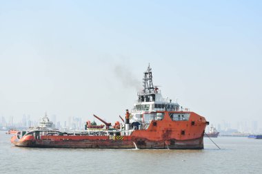 Büyük mavi okyanusta kurtarma operasyonu için bir tekne.