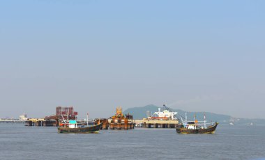 Okyanusun ortasındaki petrol kuyusunun yakınındaki tekneler hareket ediyor.