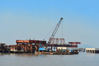 Okyanusun ortasında Mumbai limanının hemen yanında büyük bir vinç bulunan bir petrol platformu.