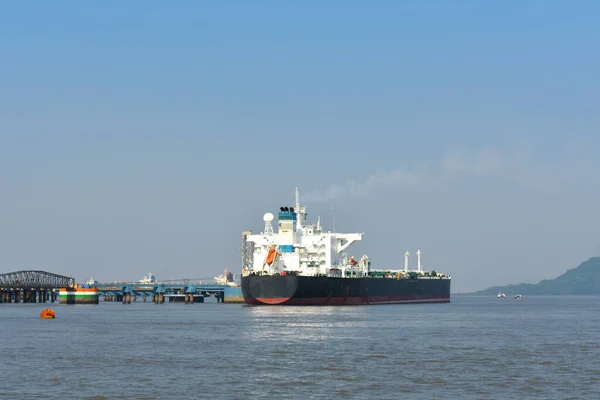 Merchant ship captured for far, in the middle of the ocean