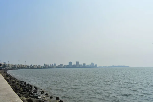 Mumbai Queens kolyesinin güzel mavi su manzarası.