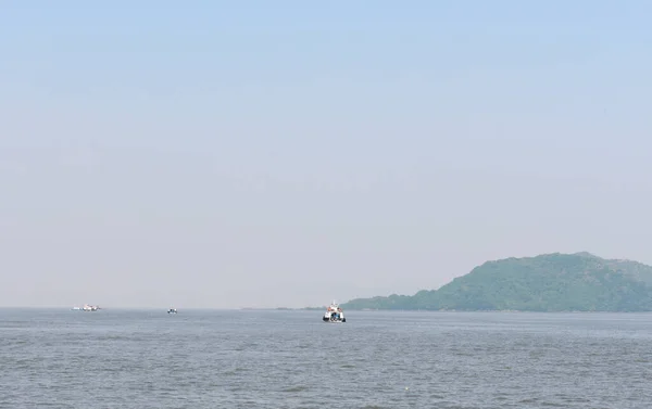 Pequeno Barco Movendo Vasto Oceano Azul Perto Mumbai — Fotografia de Stock