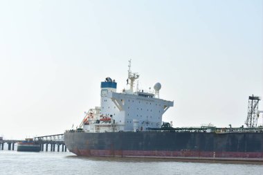 Limanda duran büyük bir ticaret gemisi.