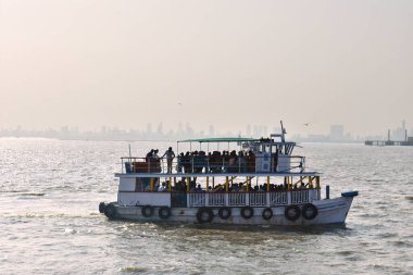 Mumbai yakınlarındaki limana dönen yolcu dolu bir tekne.