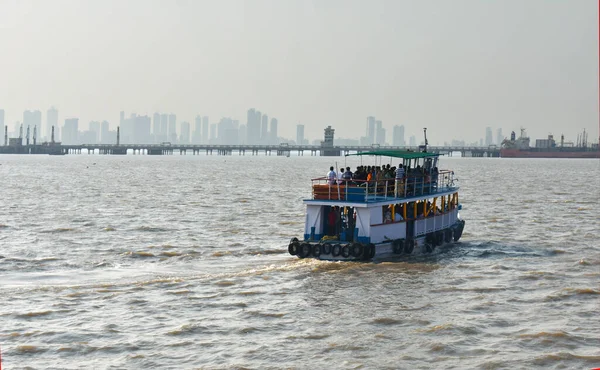 乗客を乗せた船がムンバイ港に戻り — ストック写真