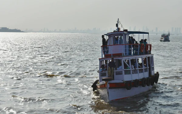 Bateau Passagers Presque Incliné Dans Océan — Photo