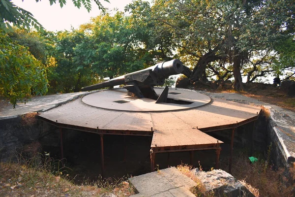 Old Long Rotving Cannon Situated Top Hill Mumbai — стоковое фото