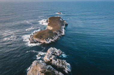 Kuş bakışı Atlantik Okyanusu Portekiz Penisi plaj sörfü Beleal kayaları ve uçurumları