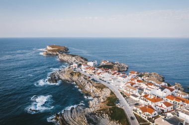 Baleal Adaları Köyü Peniche Portekiz sörf kampları mavi Atlantik Okyanusu