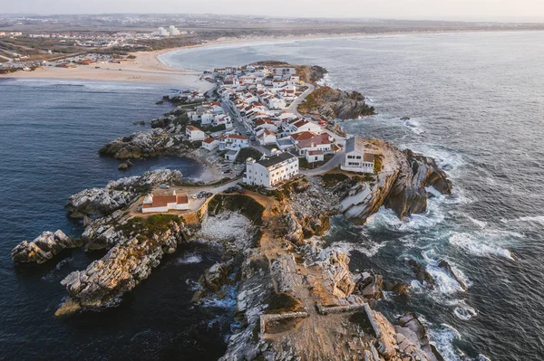 Baleal Adaları Köyü Peniche Portekiz sörf kampları mavi Atlantik Okyanusu
